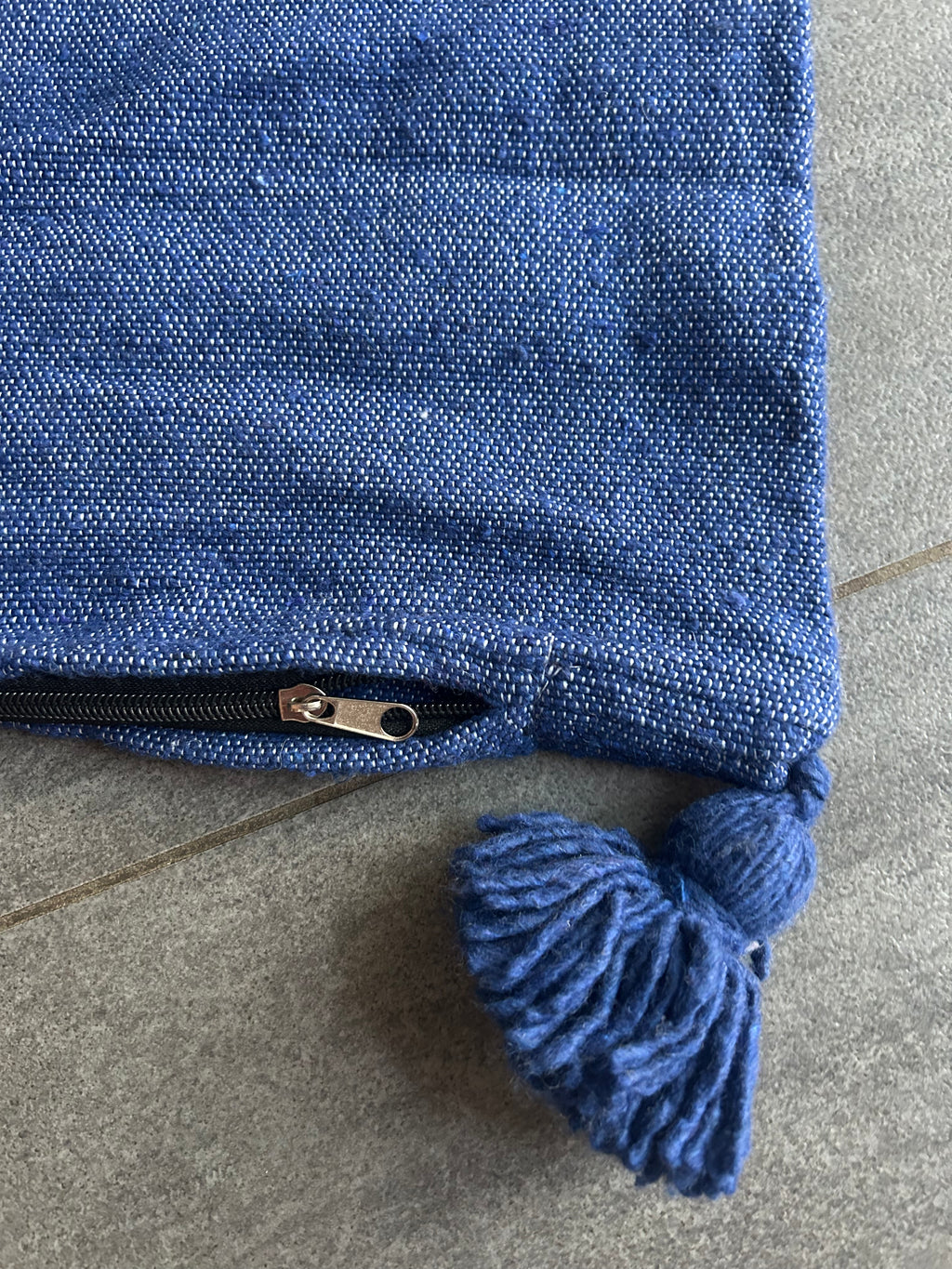 Texture coton tissé main bleu profond – housse coussin marocaine pièce unique
