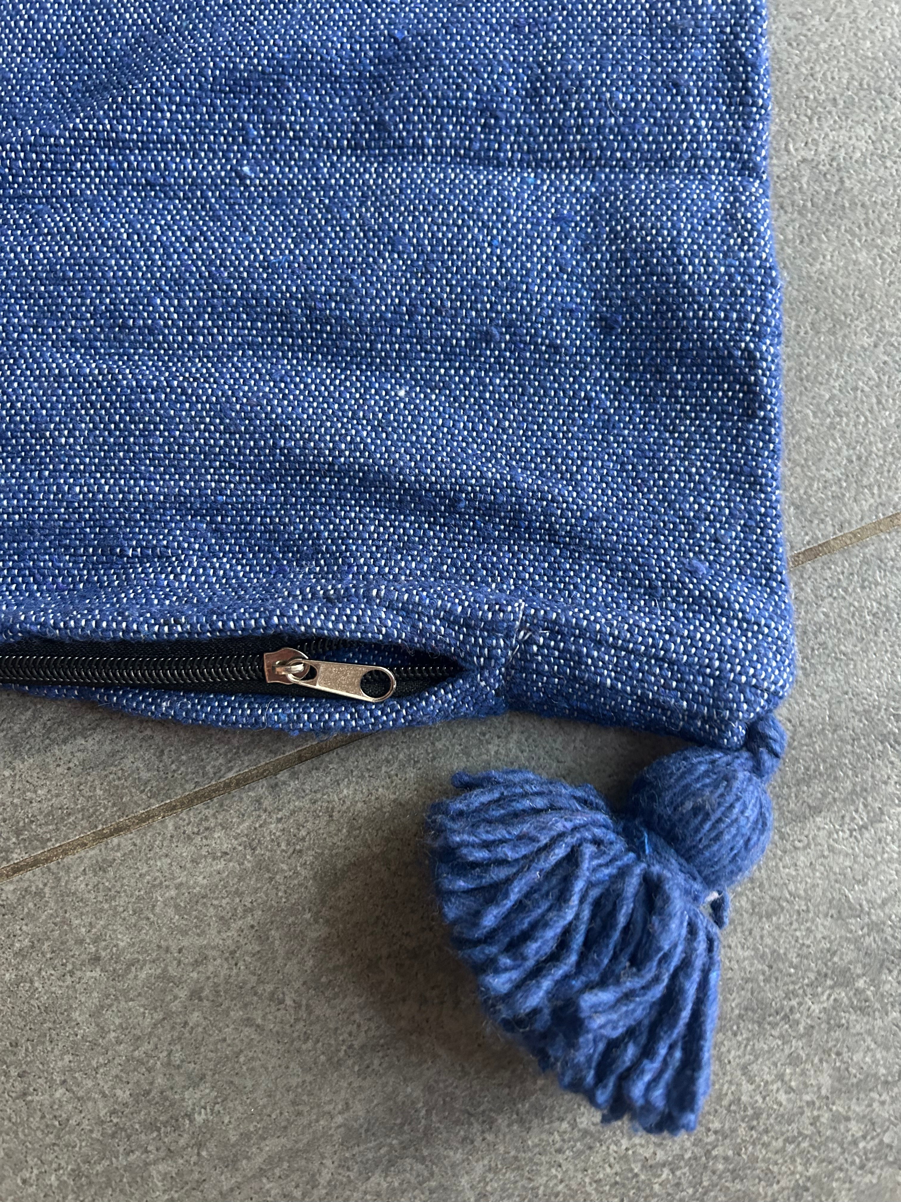 Texture coton tissé main bleu profond – housse coussin marocaine pièce unique