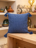 Housse de coussin marocaine bleu indigo à pompons – coton tissé main – artisanat marocain