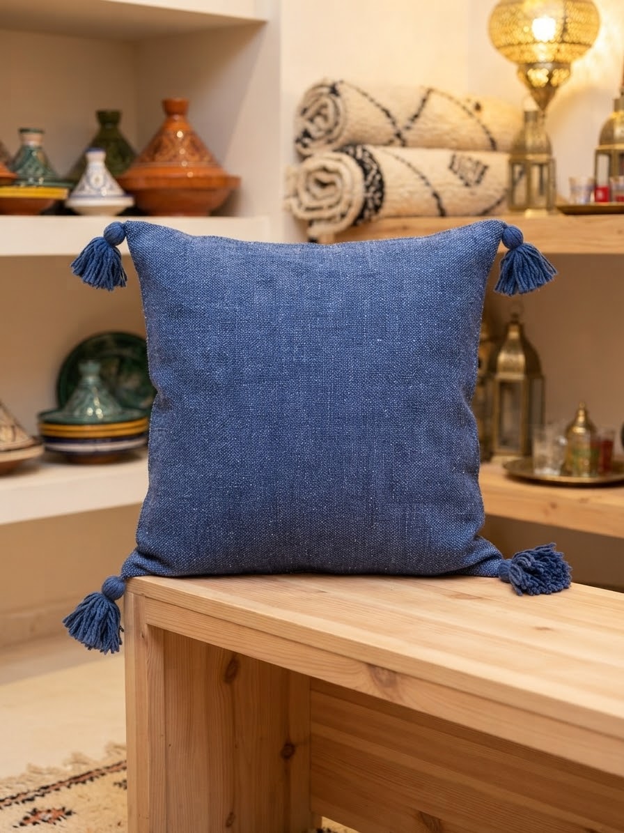 Housse de coussin marocaine bleu indigo à pompons – coton tissé main – artisanat marocain