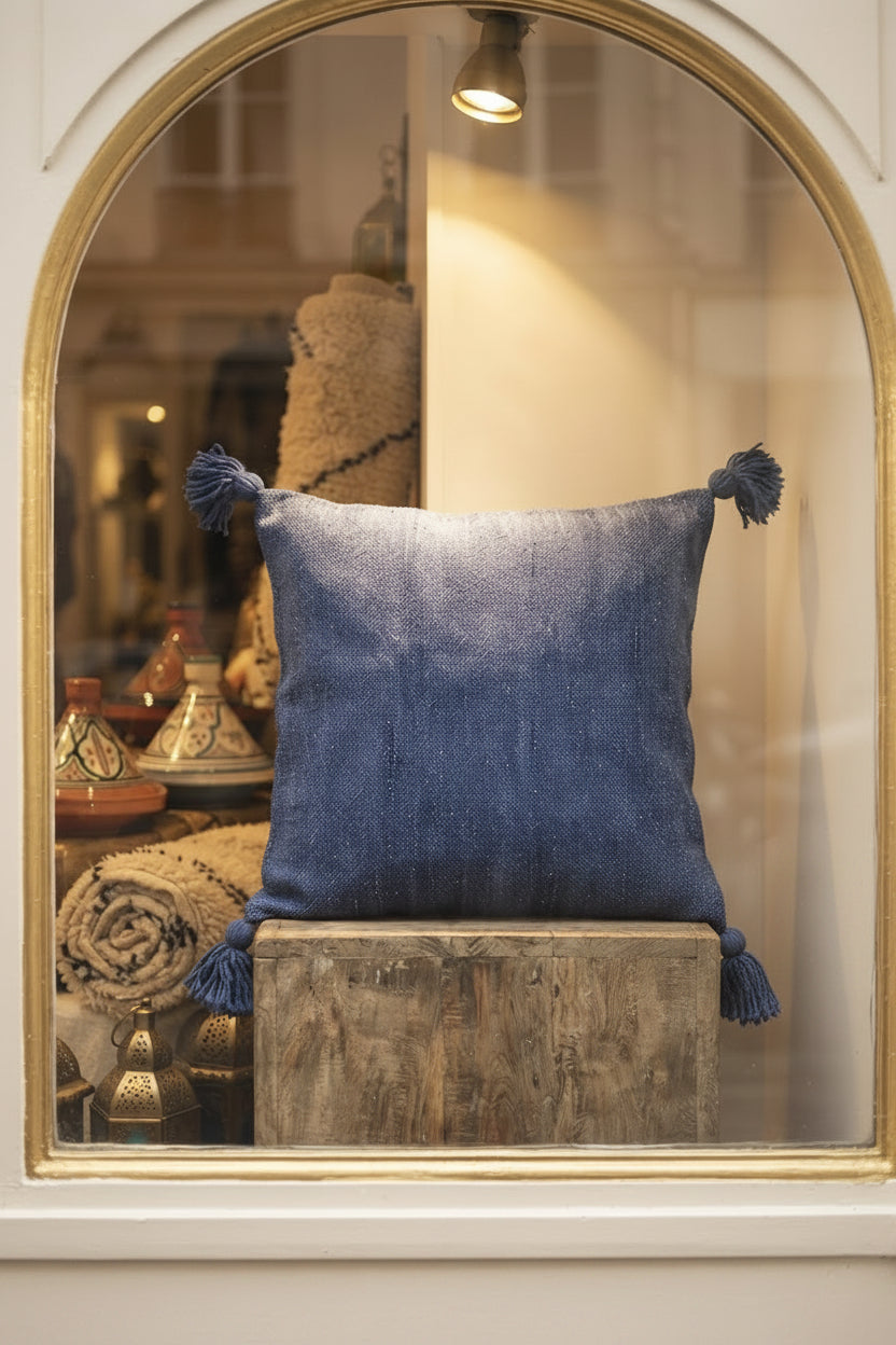Vue de face housse coussin bleue Majorelle – pompons aux coins – fait main au Maroc