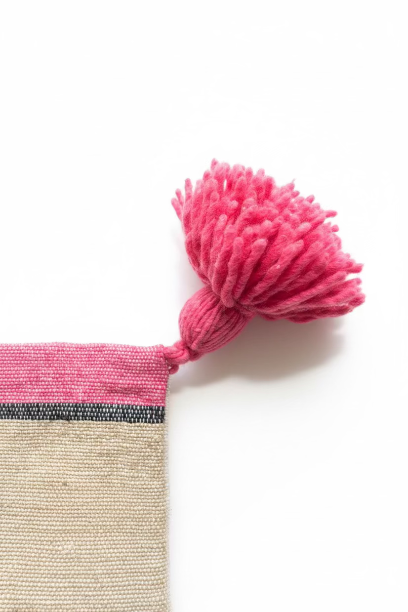 Détail gros plan pompon rose en laine noué à la main – finition artisanale berbère