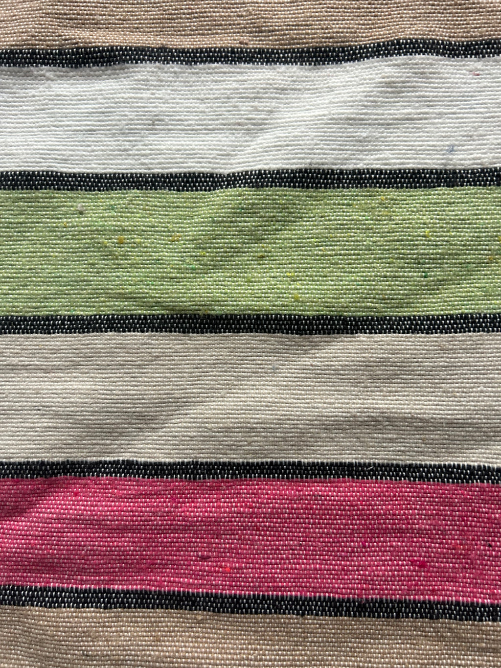 Zoom texture tissage artisanal rayures vert sauge, rose et écru – housse de coussin fait main Maroc