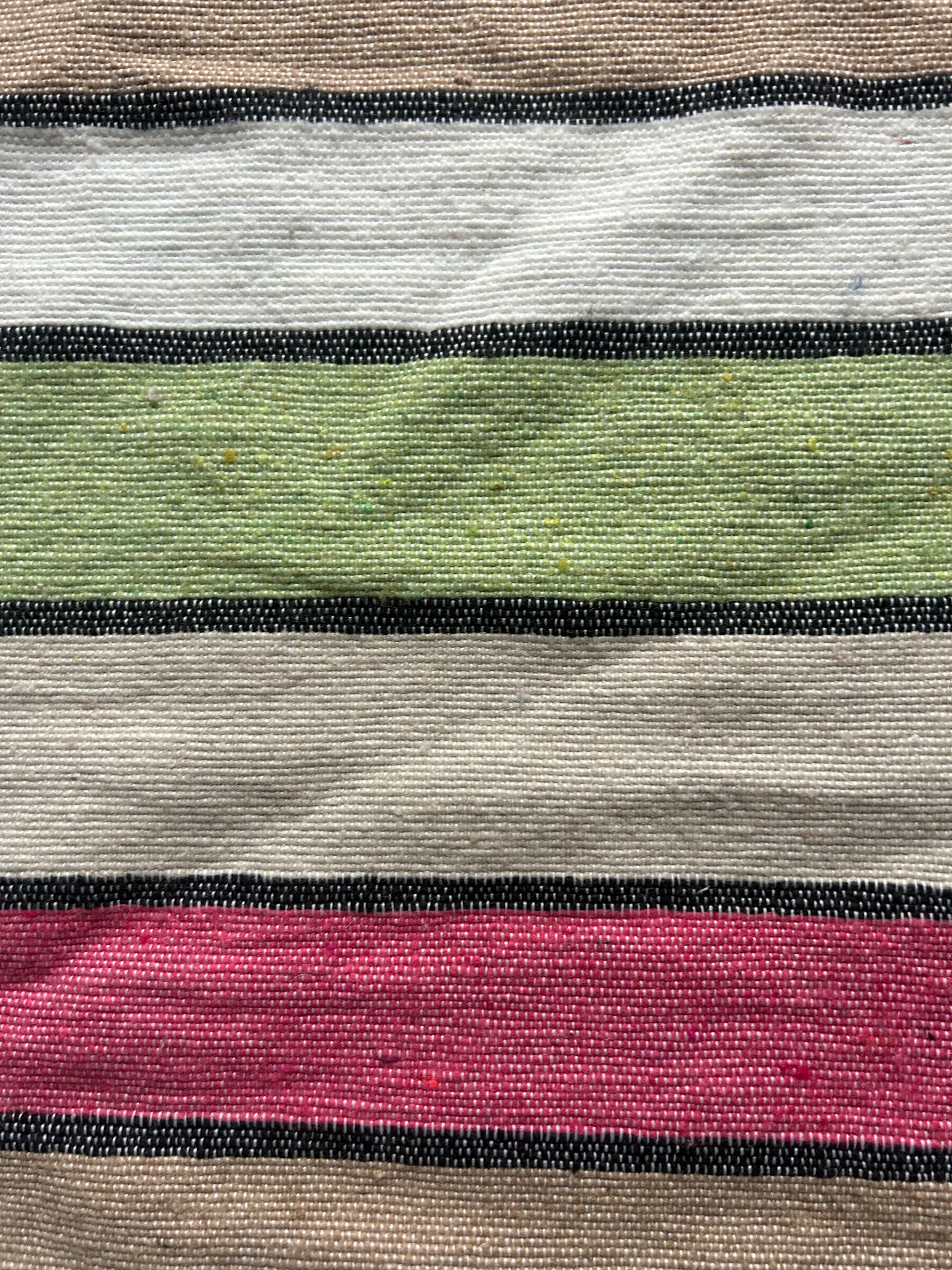 Zoom texture tissage artisanal rayures vert sauge, rose et écru – housse de coussin fait main Maroc