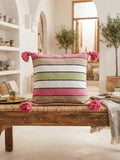 Housse de coussin berbère rayures rose, vert sauge et écru avec pompons roses – décor riad marocain