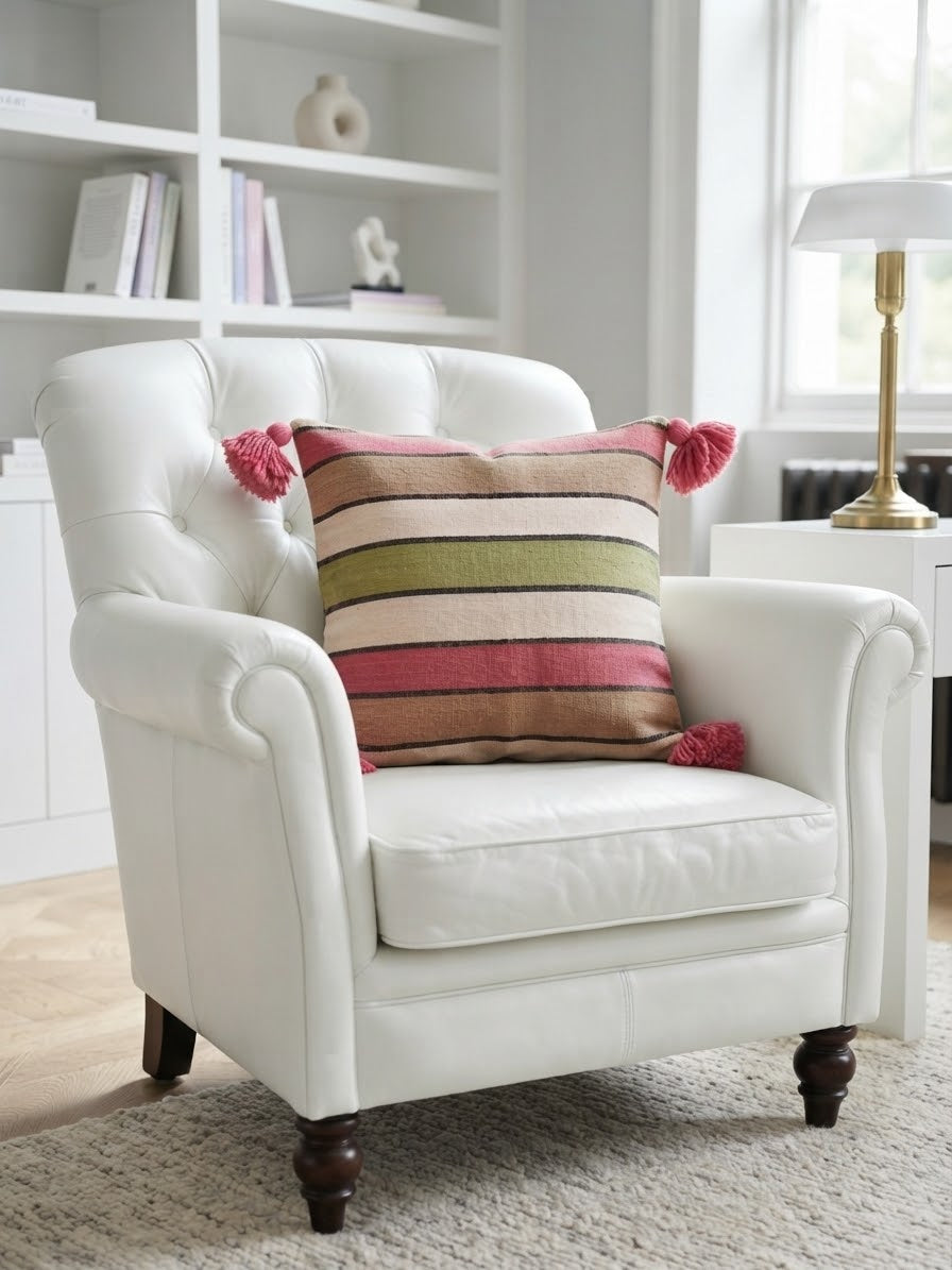 Housse de coussin tissée main rayures boho sur fauteuil blanc – style berbère et ethnique