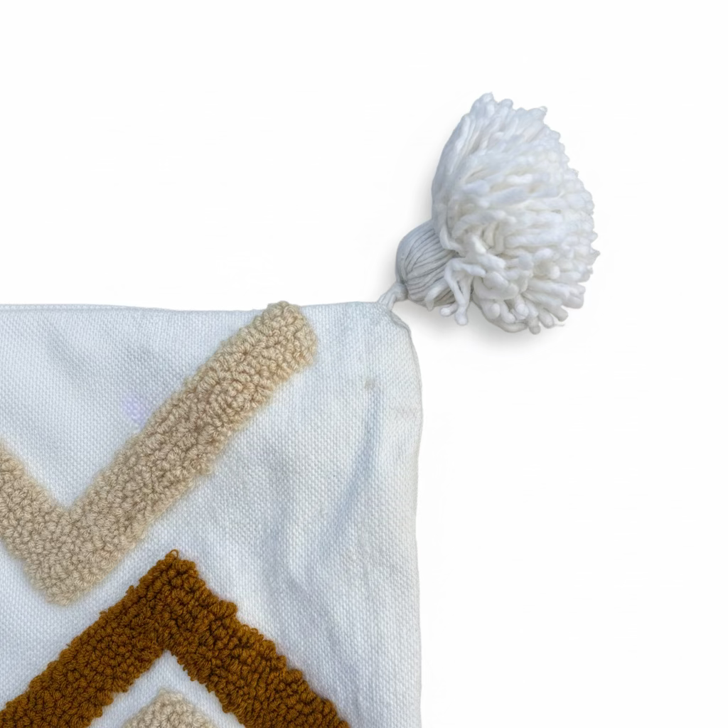Texture tufting point noué – artisanat marocain fait main – housse coussin blanc caramel