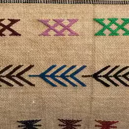 Texture laine naturelle reflets dorés – housse coussin tissée main au Maroc – 91x44 cm