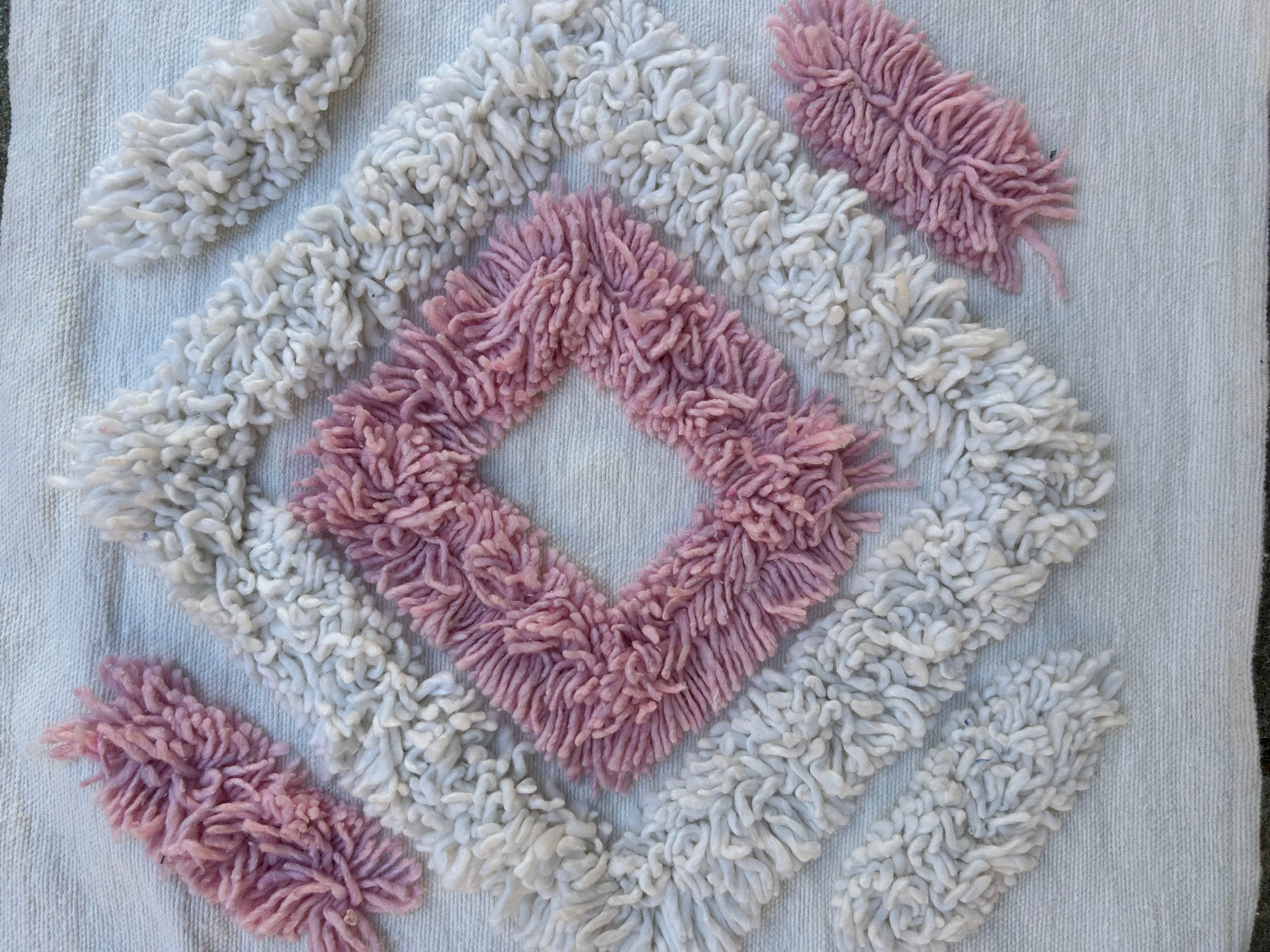 Texture relief touftetée rose poudré – housse coussin berbère fait main au Maroc – 50x50 cm