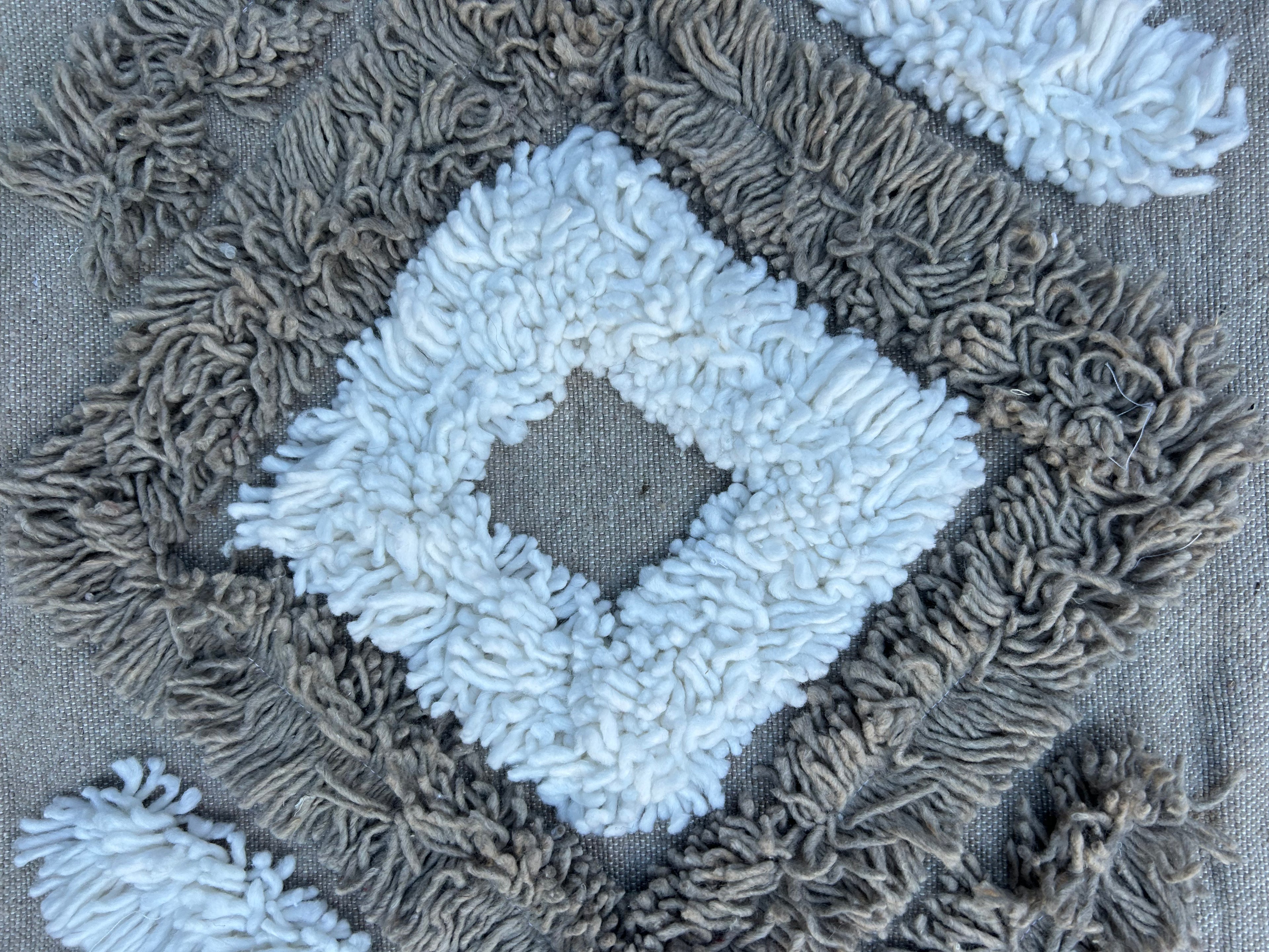 Gros pompons taupe aux coins – housse coussin touftetée pièce unique – artisanat marocain