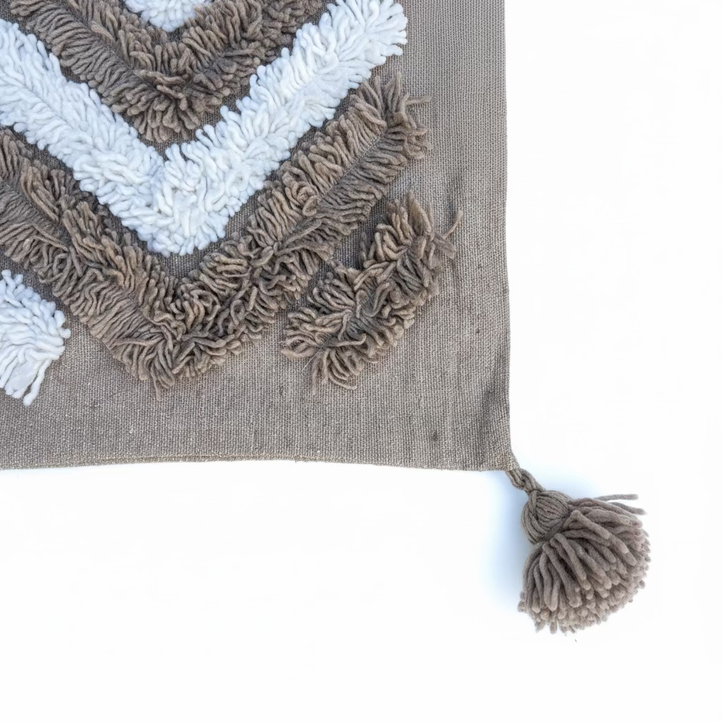 Texture relief touftetée taupe – housse coussin berbère fait main au Maroc – 50x50 cm