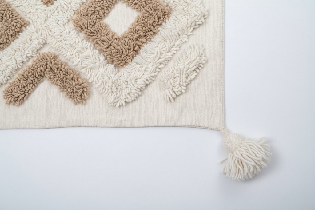 Pompons écru aux coins – housse coussin touftetée pièce unique – fait main au Maroc