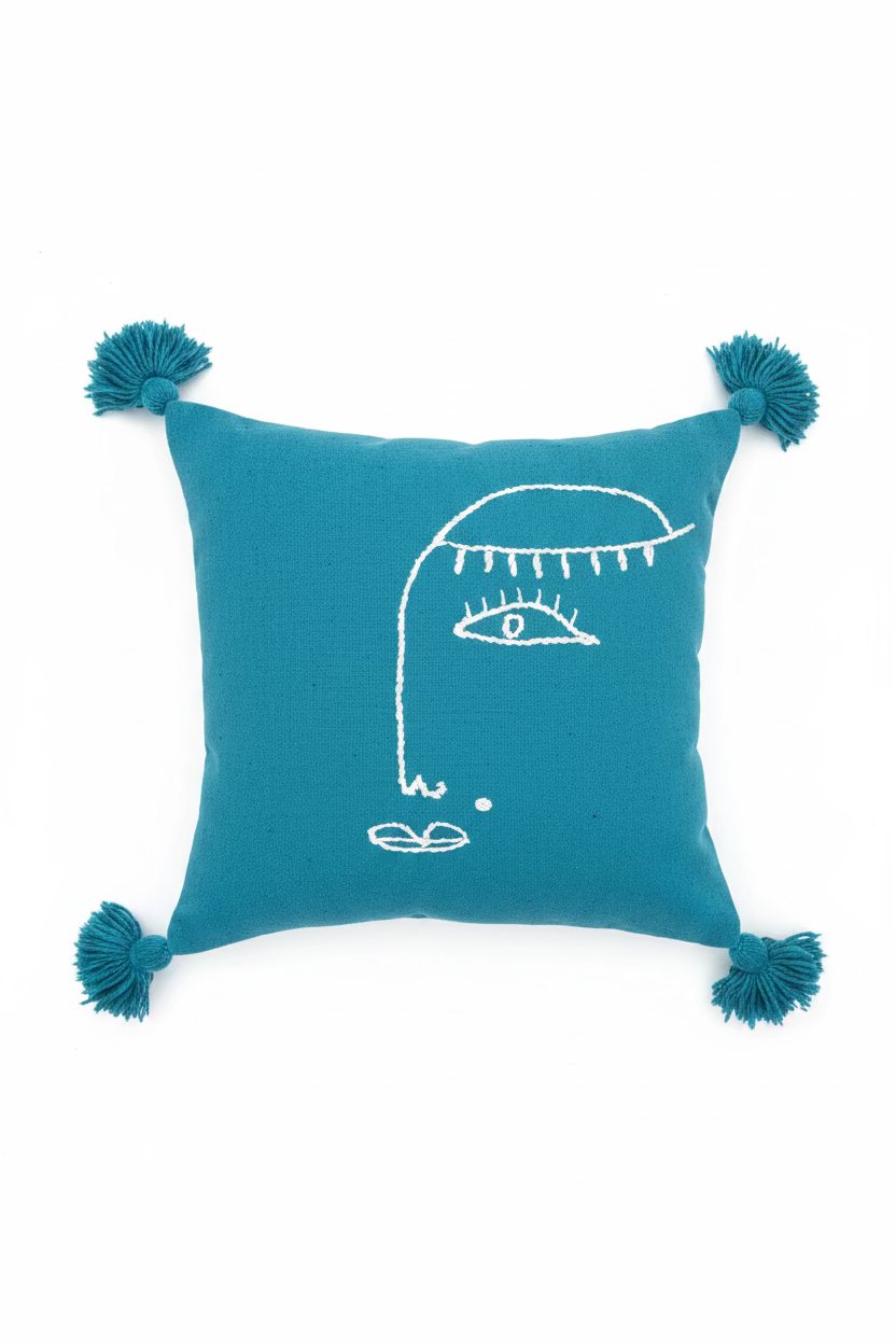Texture broderie fil blanc – housse coussin visage abstrait bleu pétrole – 50x60 cm Maroc