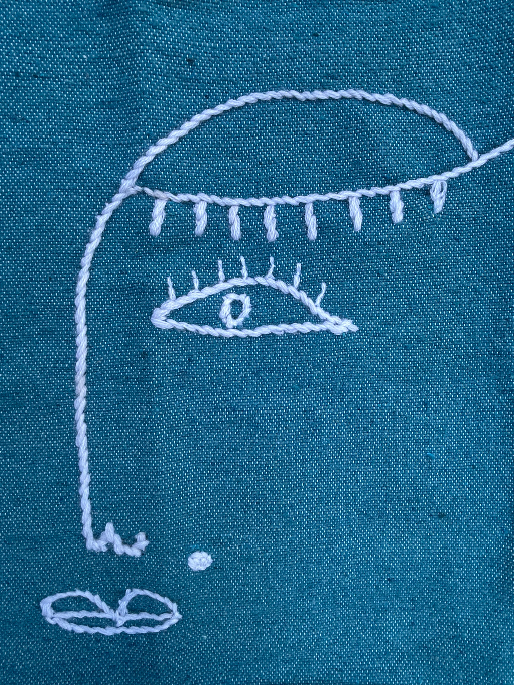 Housse coussin 50x60 cm boho-luxe – broderie artisanale visage blanc sur bleu pétrole