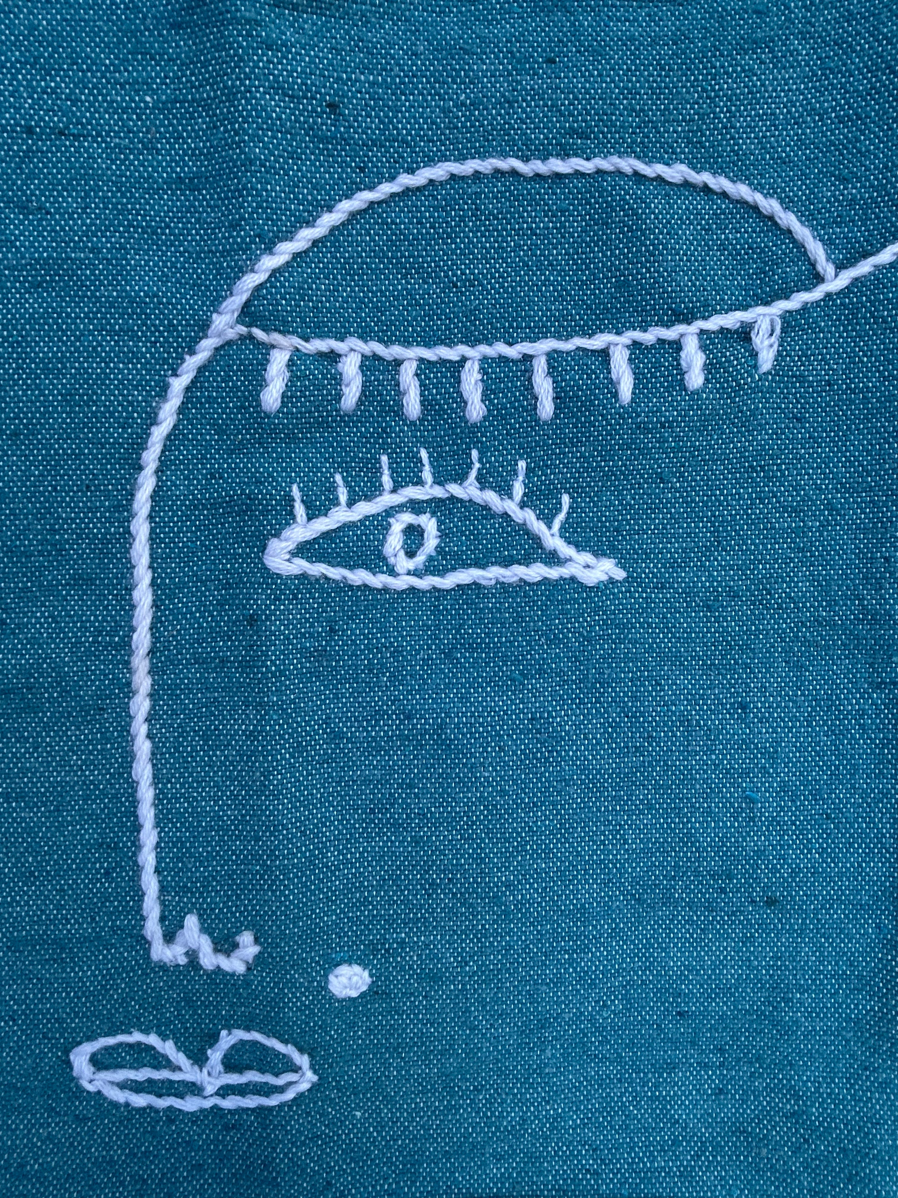 Housse coussin 50x60 cm boho-luxe – broderie artisanale visage blanc sur bleu pétrole