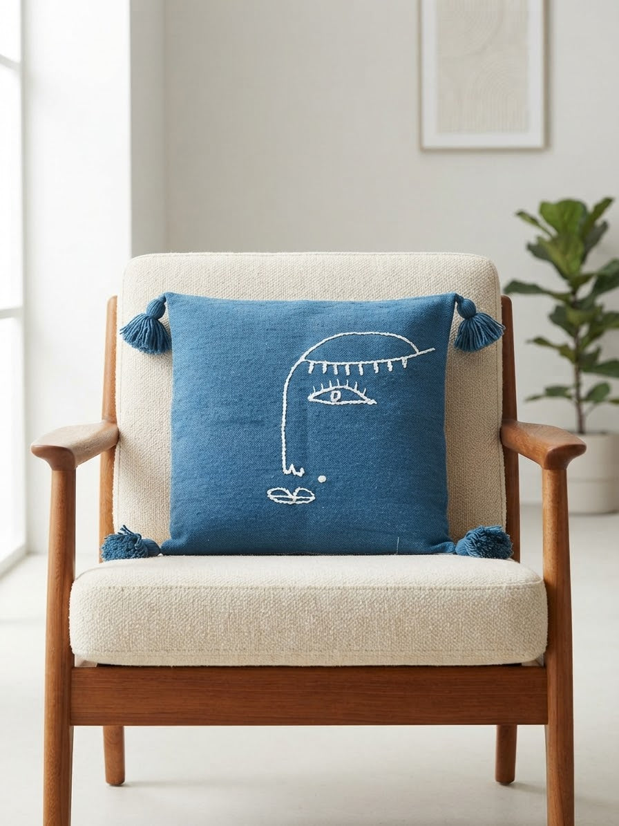 Détail broderie visage abstrait main – housse coussin bleu pétrole – artisanat marocain