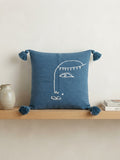Housse de coussin brodée visage abstrait – fil blanc sur fond bleu pétrole – pompons – 50x60 cm