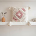 Housse de coussin berbère touftetée blanc cassé & rose poudré – motif losange géométrique – 50x50 cm