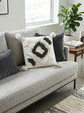 Housse de coussin berbère touftetée blanc cassé & kaki – motif losange géométrique – 50x50 cm