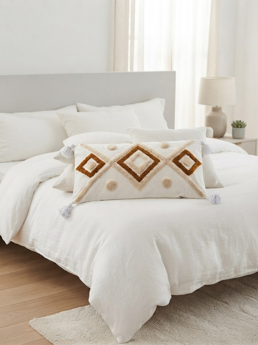 Vue de face housse coussin tufting boho – croix décoratives et points ronds en relief