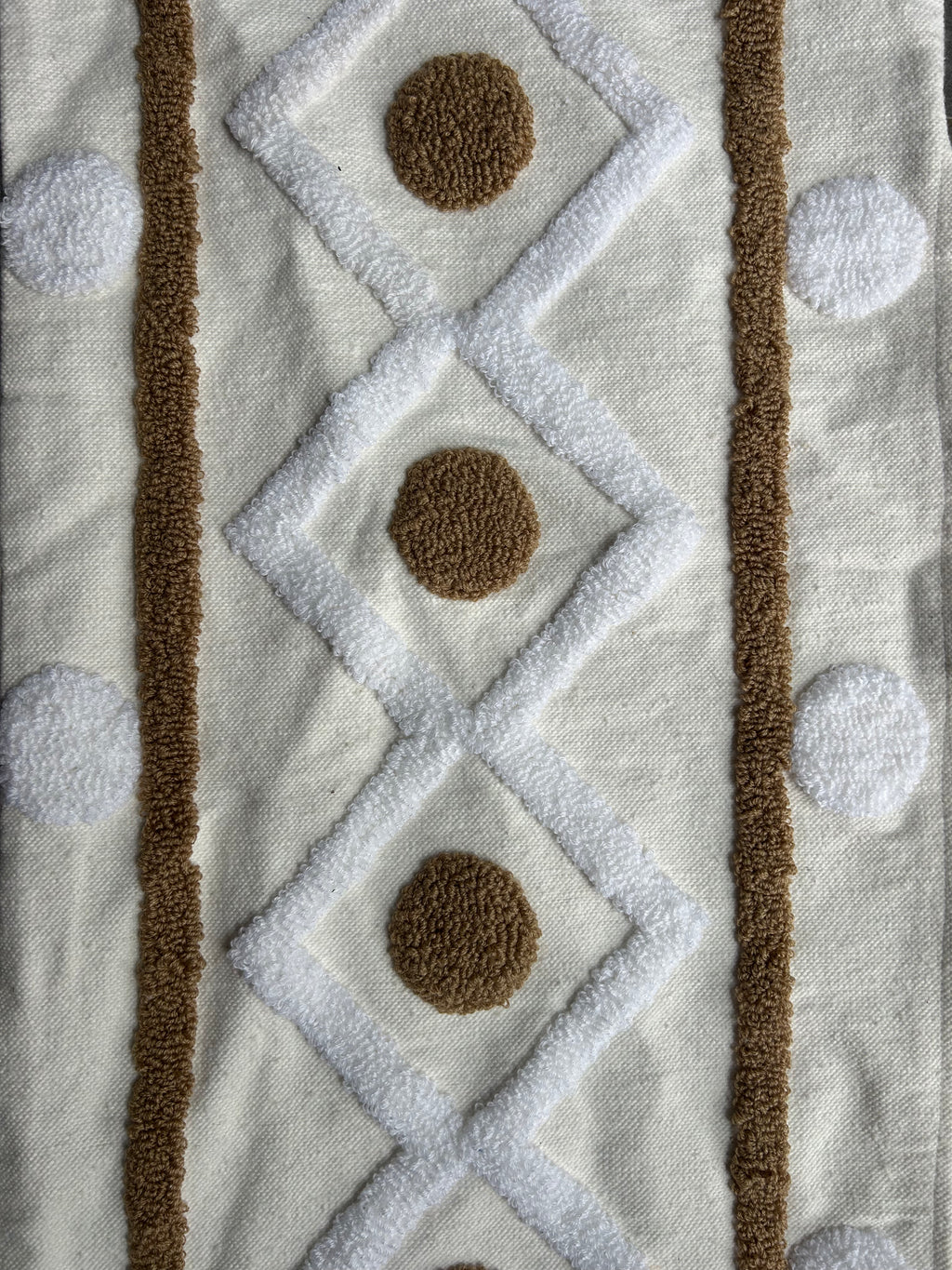 Détail texture broderie punch needle housse de coussin berbère XL, losanges ivoire et médaillons ronds camel en relief sur coton naturel