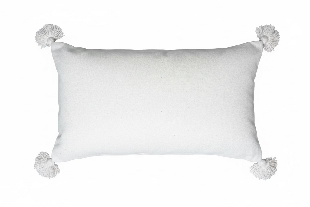 Dos de la housse de coussin XL 98x48 cm, coton uni ivoire avec quatre pompons blancs aux coins, fond blanc