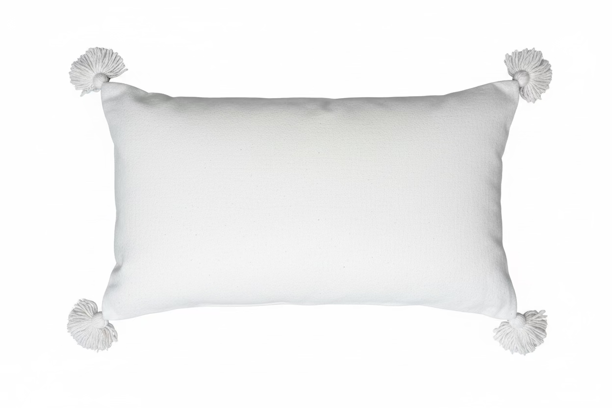 Dos de la housse de coussin XL 98x48 cm, coton uni ivoire avec quatre pompons blancs aux coins, fond blanc