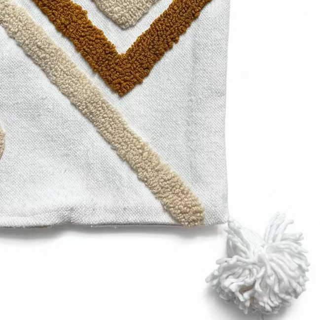 Housse coussin XL berbère 98x48 cm à plat – pompons blanc ivoire quatre coins