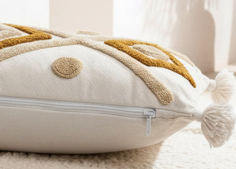 Gros plan broderies losanges dorés sur housse coussin XL berbère – détail fil caramel fait main