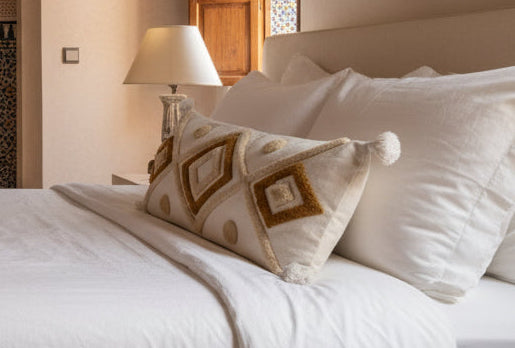 Housse de coussin XL 98x48 cm – vue de face motifs géométriques brodés ivoire et doré