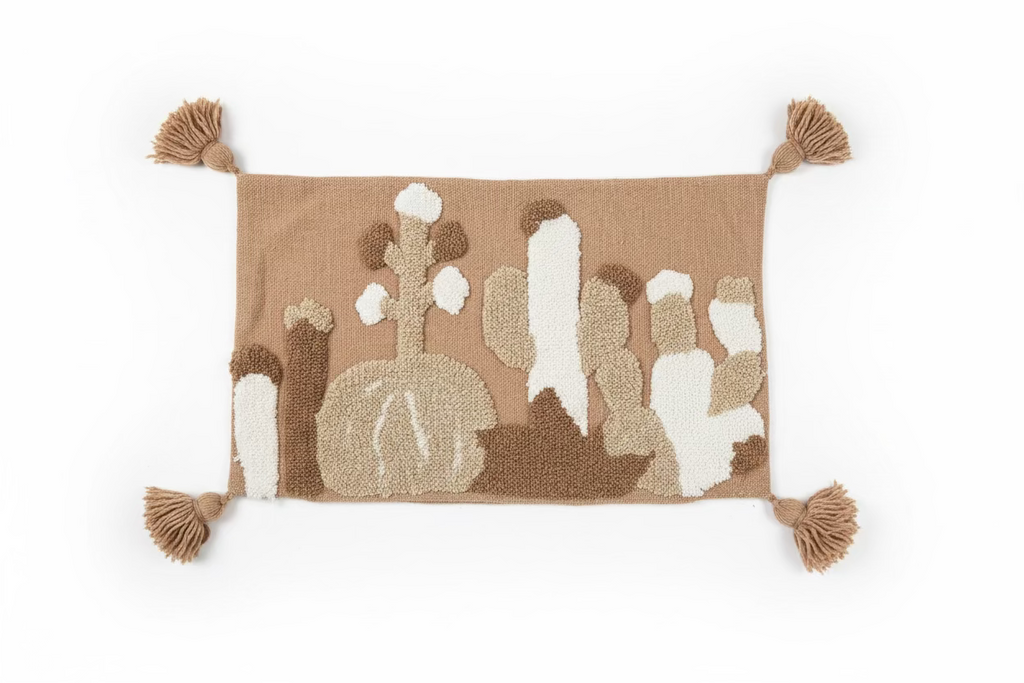 Vue complète housse de coussin berbère punch needle 62x40 cm, motif cactus ivoire et camel, quatre pompons en coton naturel, fond blanc