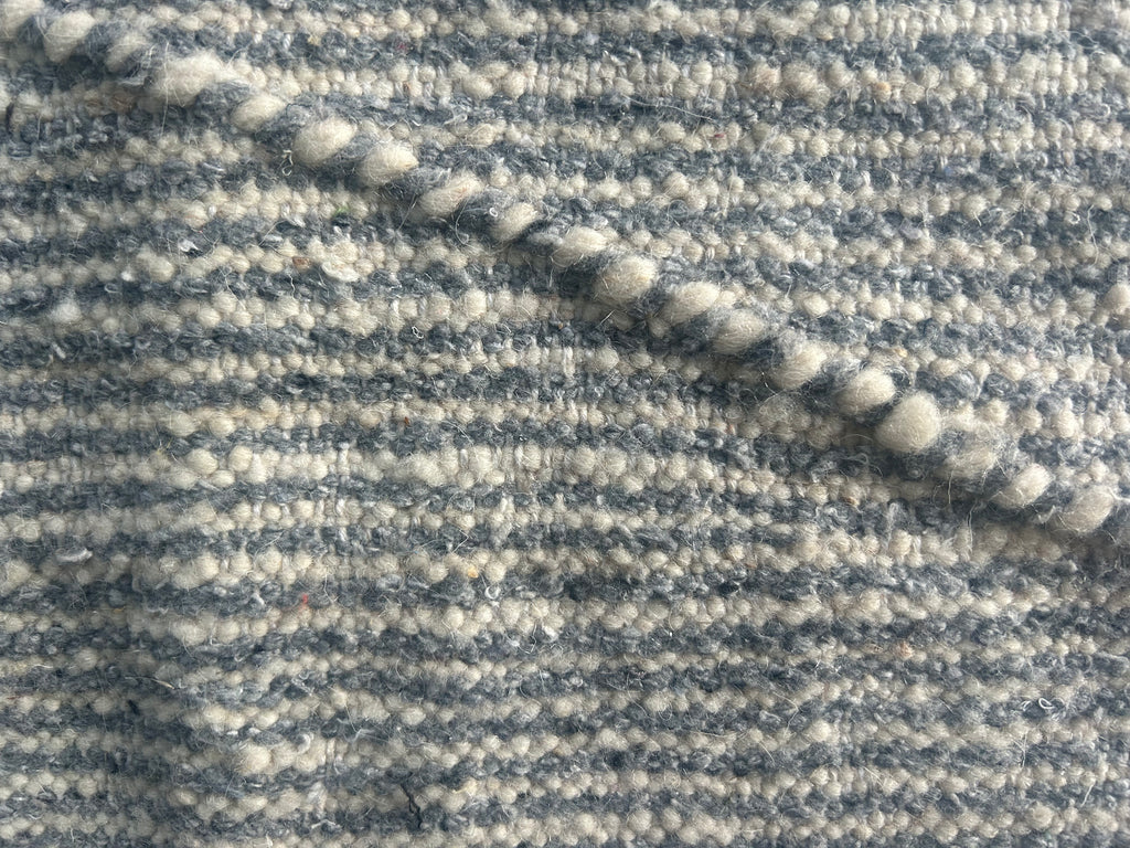 Gros plan tissage berbère marocain losange relief – coton et laine gris perle fait main