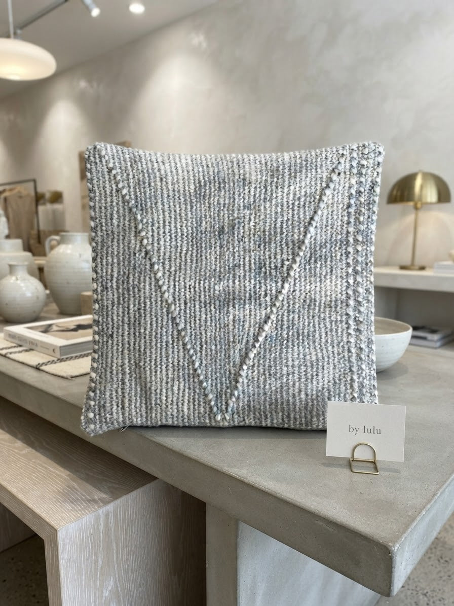 Housse de coussin berbère tissée gris perle motif losange en relief 45x45cm – vue boutique minimaliste