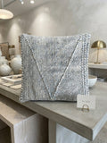 Housse de coussin berbère tissée gris perle motif losange en relief 45x45cm – vue boutique minimaliste