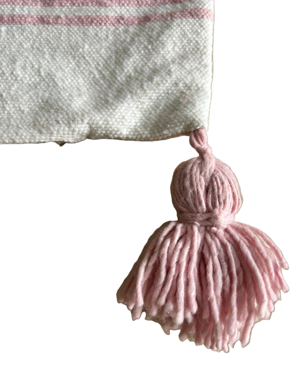 Détail pompon rose poudré en laine – housse de coussin marocaine artisanale fait main