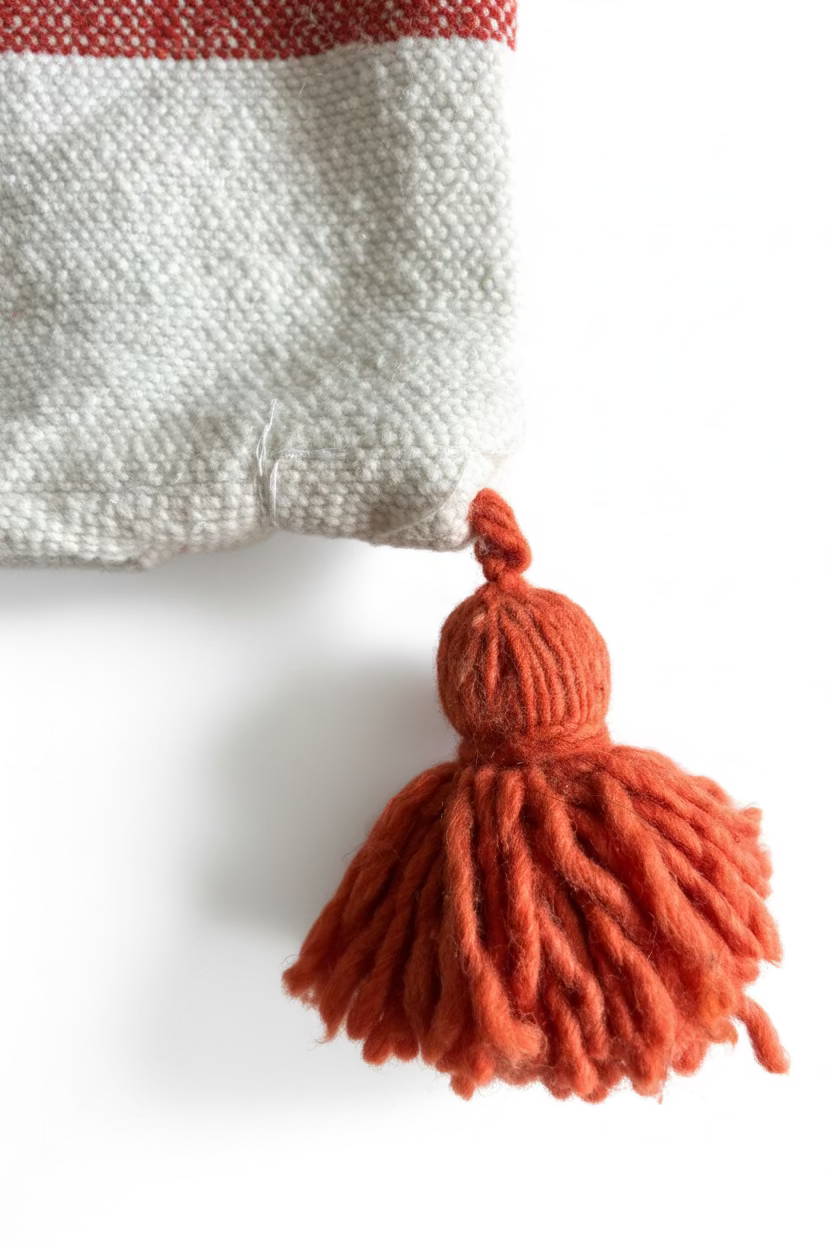 Détail pompon terracotta en laine – housse de coussin marocaine artisanale fait main