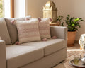 Lot de 2 housses de coussin marocaines fond blanc motifs berbères rose poudré pompons 45x45cm – ambiance salon riad