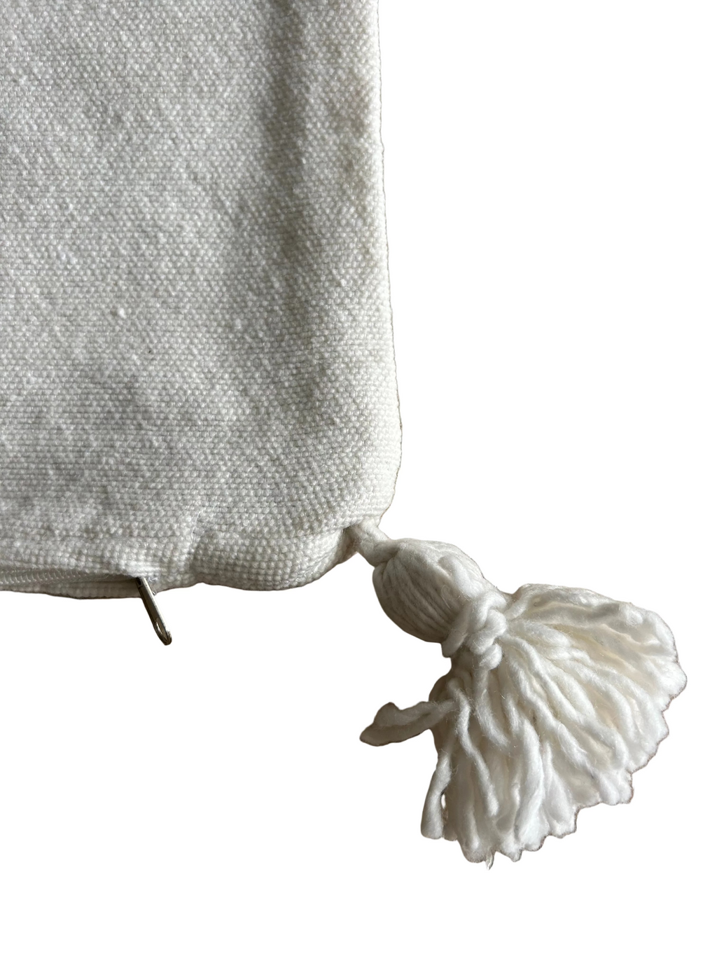 Détail pompon en coton écru et tissage artisanal – Housse de coussin marocaine faite main 45x45cm
