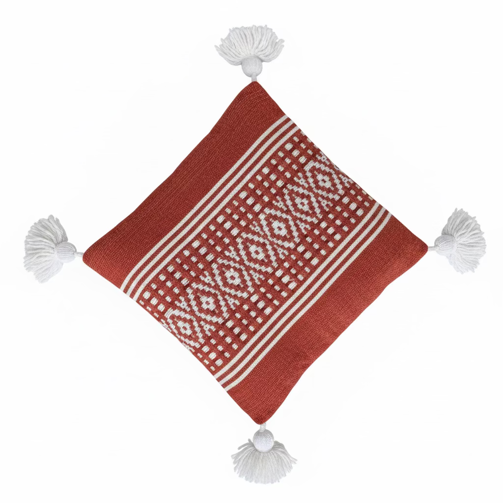 Housse de coussin berbère terracotta 45x45cm – Vue de face fond blanc, motif losange géométrique et pompons écrus