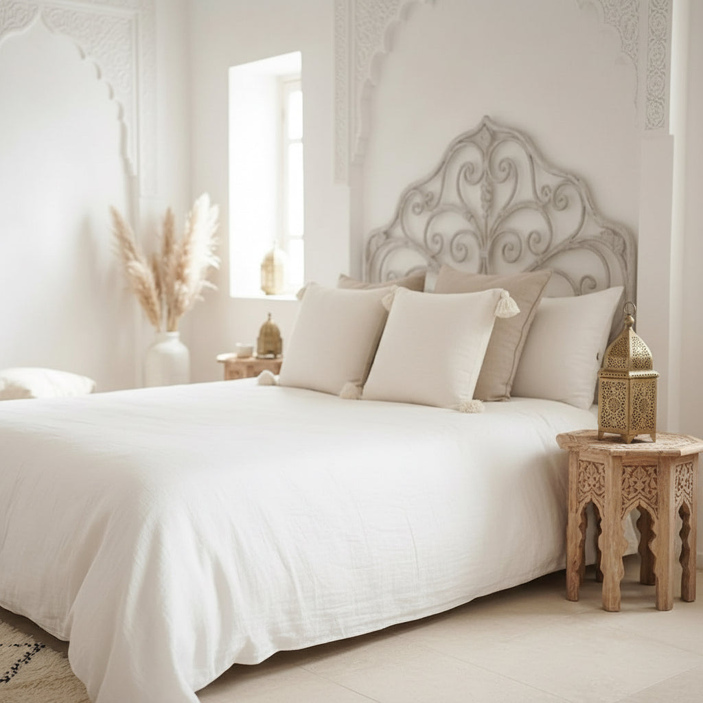 Lot de 2 housses de coussin écru à pompons sur lit blanc – Ambiance riad marocain minimaliste