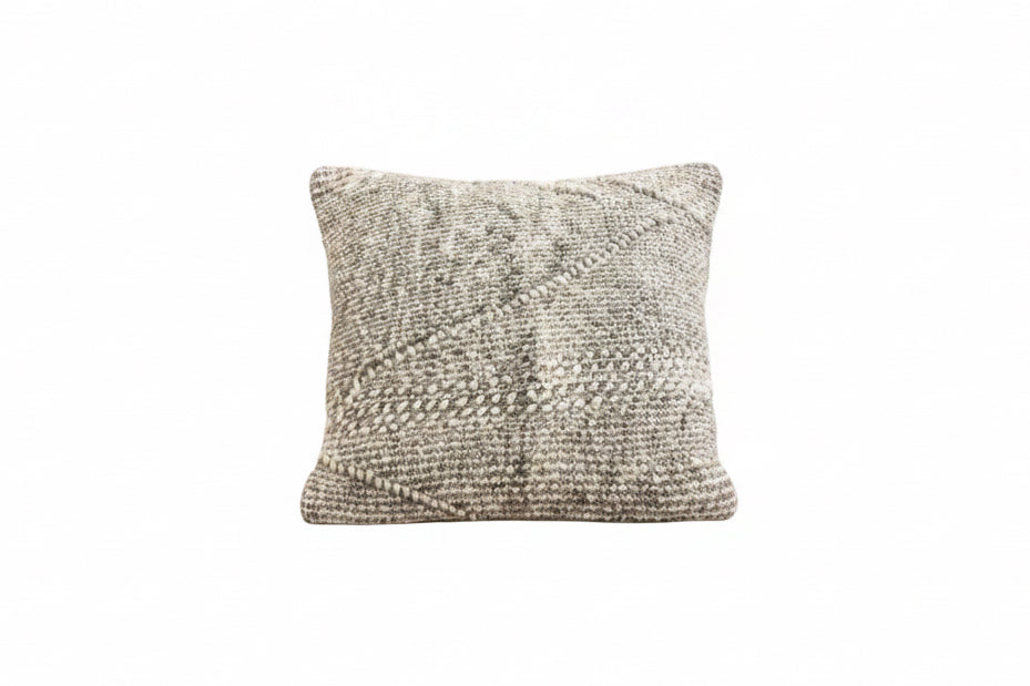 Housse de coussin berbère 45x45cm – Vue de face, tissage chunky motif losange tons sable et gris chiné, fait main au Maroc