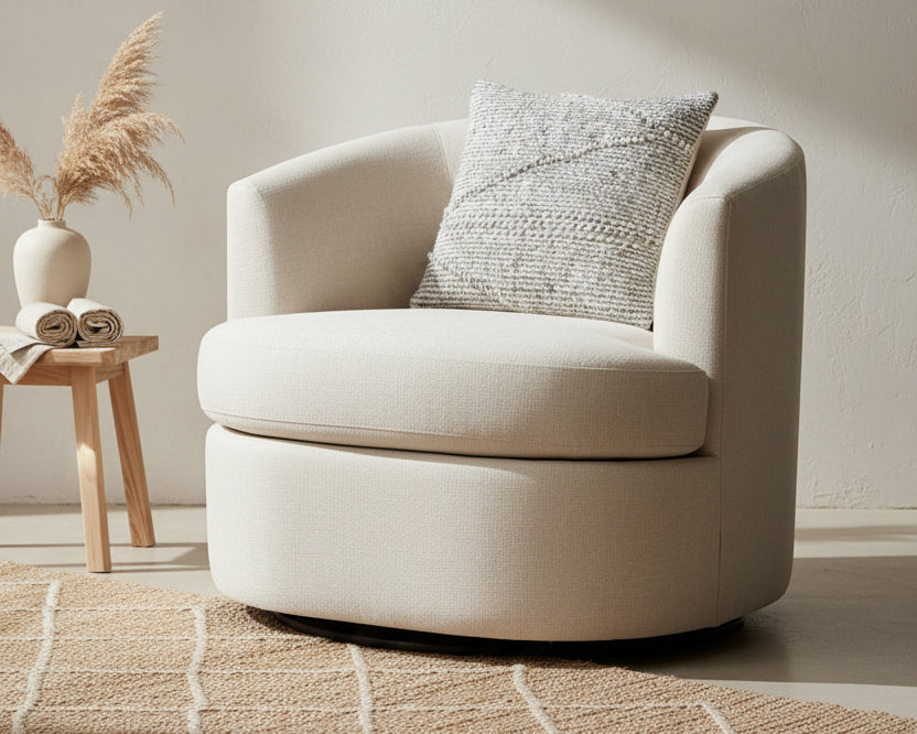 Coussin berbère fait main posé sur fauteuil – Tissage chunky motif losange, tons neutres