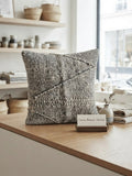 Housse de coussin berbère tissée main 45x45cm – Motif losange en relief, tons sable et gris chiné