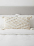 Housse de coussin XXL 98x48 cm tissage berbère blanc ivoire à motifs géométriques losanges avec pompons – décoration lit boho marocain