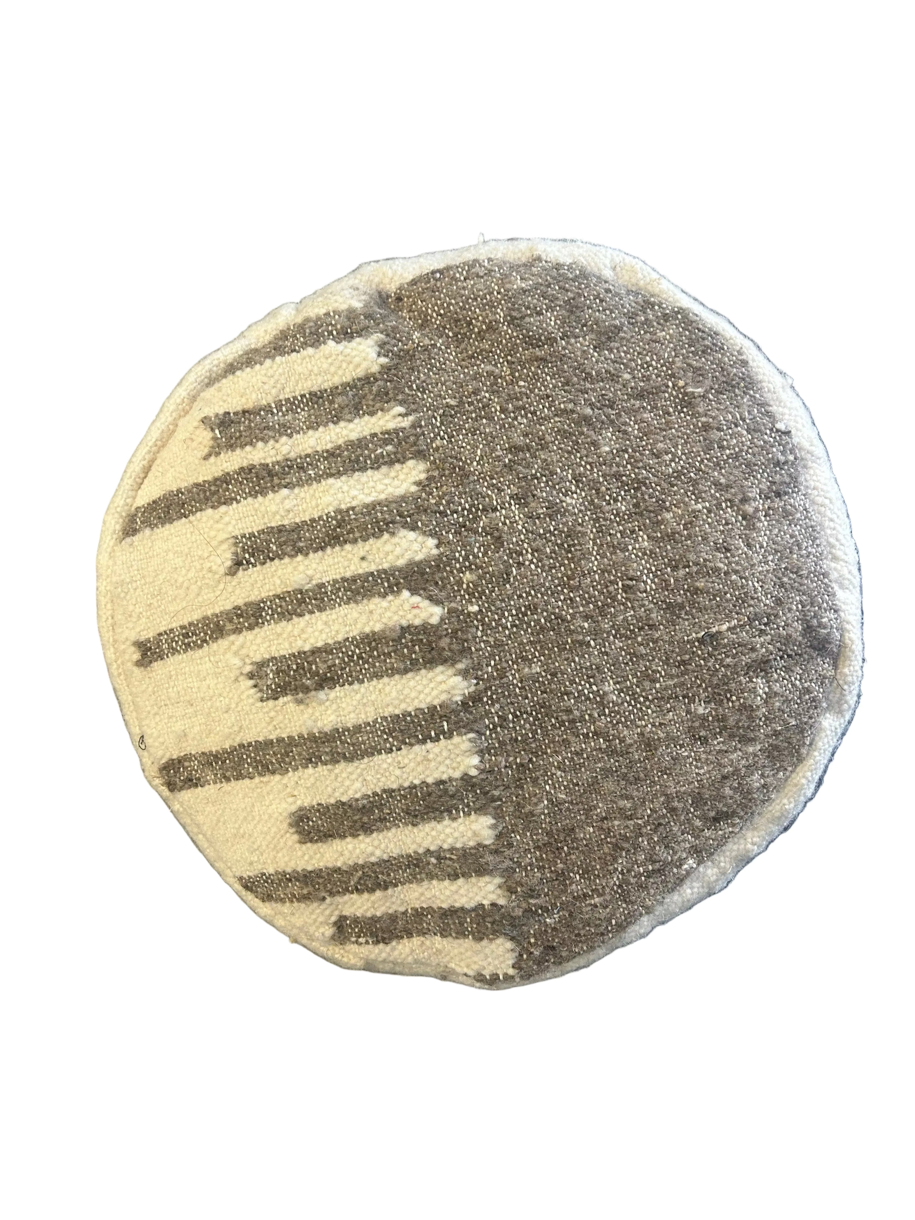 Vue du dessus pouf marocain fait main, motif bicolore laine blanc cassé et gris, pièce unique artisanal