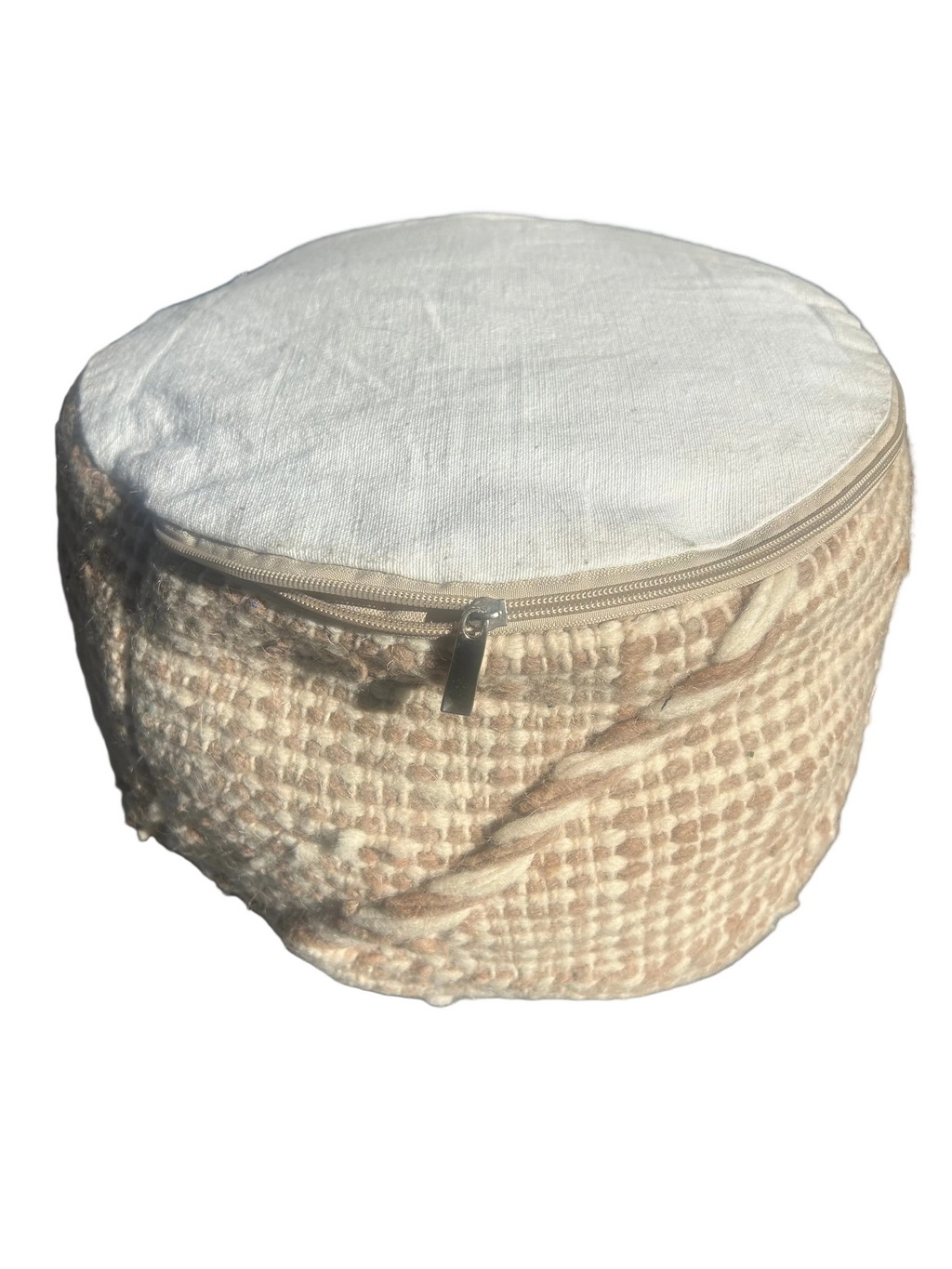 Housse de pouf marocaine ronde en laine naturelle avec fermeture éclair, vue de profil sur fond blanc
