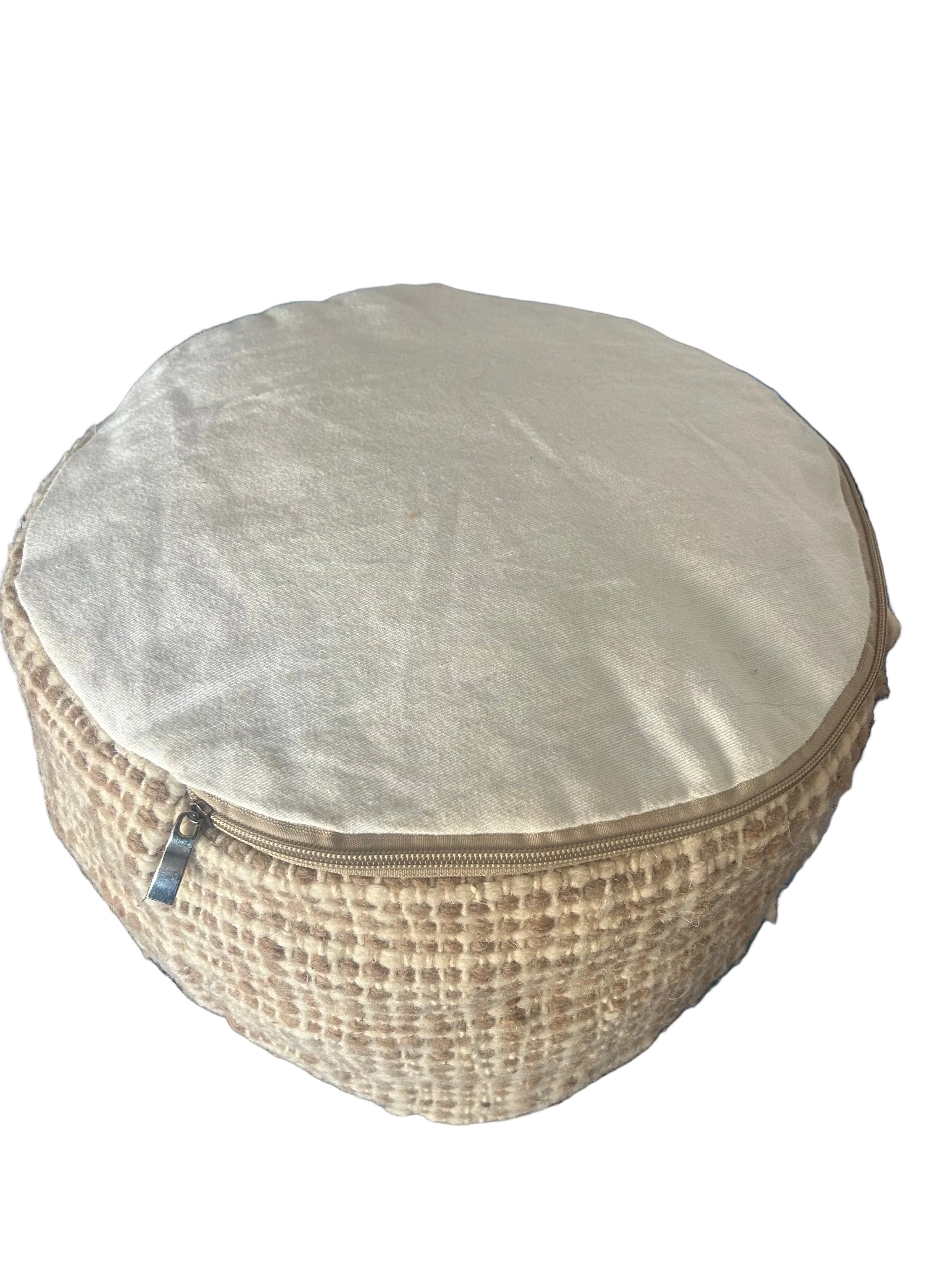 Pouf berbère artisanal en laine vue de côté avec fermeture éclair – housse amovible