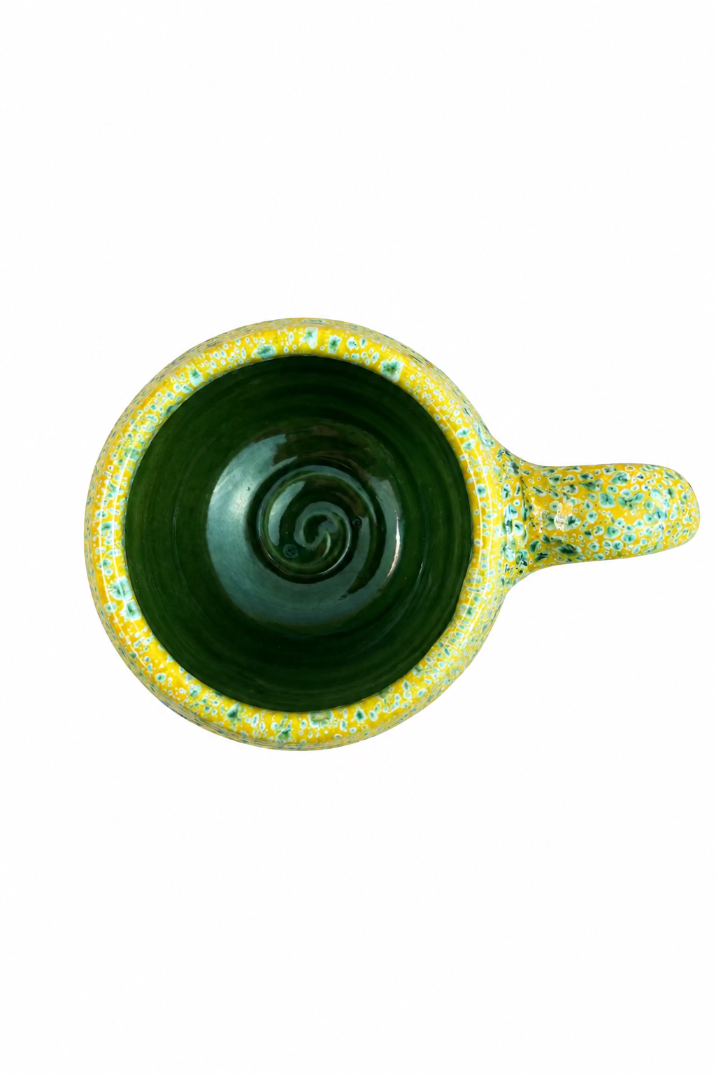 Tasse arrondie en céramique verte et jaune, avec anse incurvée, finition brillante et effets mouchetés turquoise sur la partie supérieure.