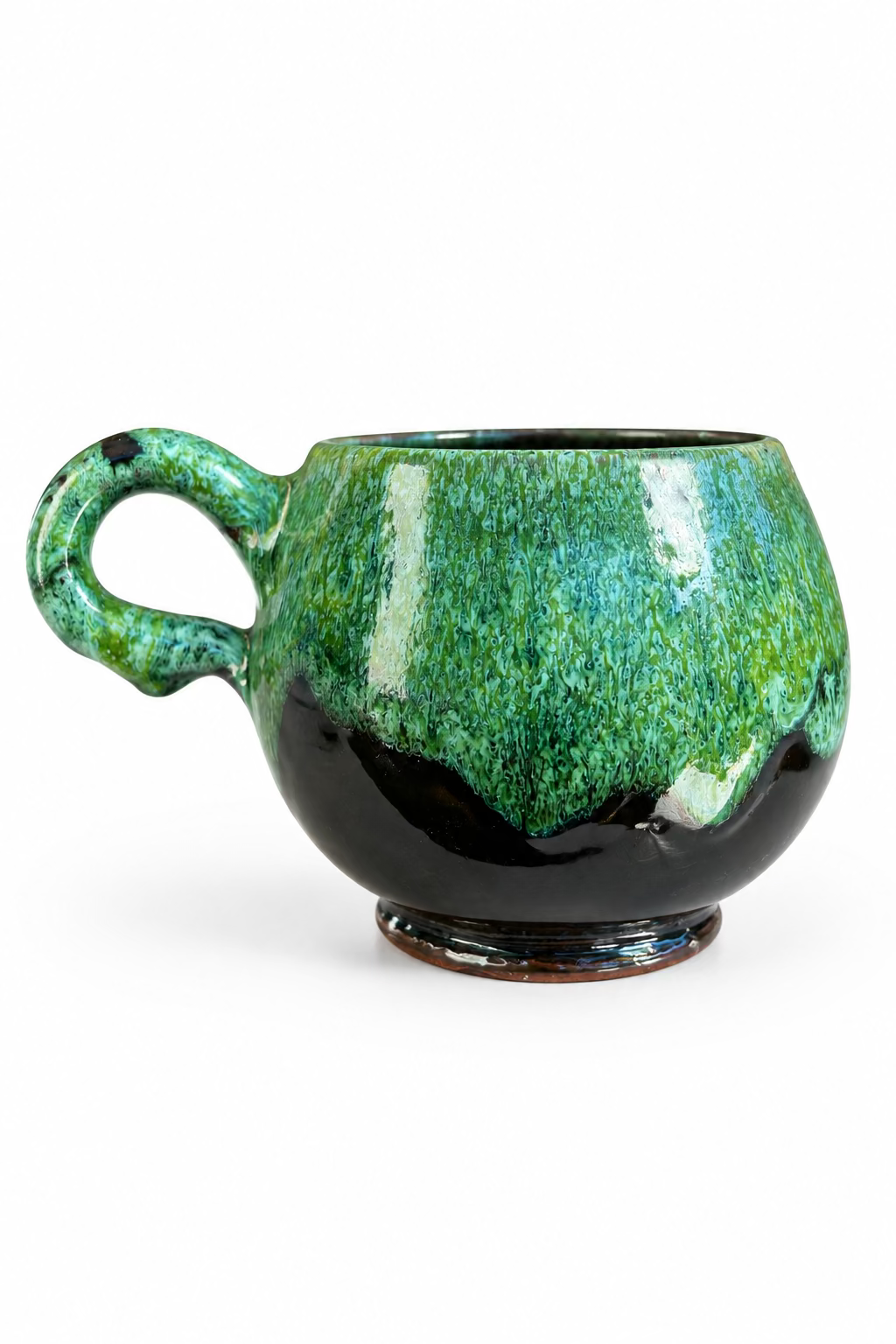 Tasse Émeraude à la forme arrondie, avec anse, finition brillante verte nuancée et base brun foncé.