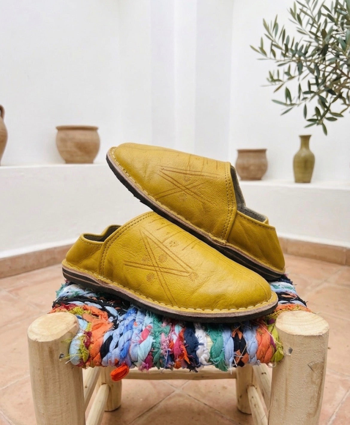 Babouche marocaine en cuir jaune — chaussure artisanale fait main au Maroc
